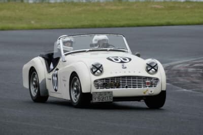 走行会“RACメモリアルラン”ではBow.さんの意志を引き継いだ名取さんが、奥様晴美さんと共に個人を偲ぶサーキットランを行った