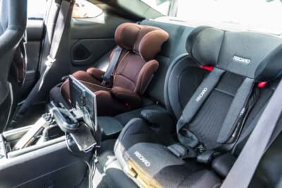 トヨタ GR86：リアシートにはRECAROのチャイルドシートが設置