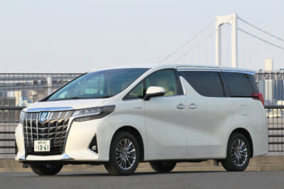 トヨタ 30系アルファードのなかでも、ホワイトパールクリスタルシャインはもっとも人気の高いボディカラー