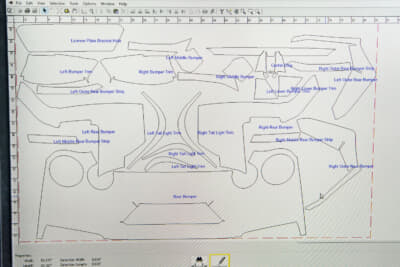XPELデザインアクセスプログラム（DAP）は10万車種以上のカットパターンを用意。同社はカッティングプロッタも備え、その場でフォルムをカット可能