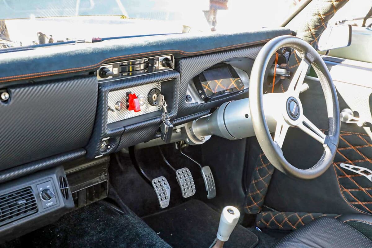 日産 3代目 510型 ブルーバード：純正ダッシュボードをベースにリメイク。令和の旧車はメーターがデジタルディスプレイ仕様になっている