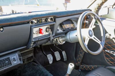 日産 3代目 510型 ブルーバード：純正ダッシュボードをベースにリメイク。令和の旧車はメーターがデジタルディスプレイ仕様になっている
