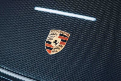 スポーツカーは様々な素材のパーツを使用しているため磨きには細心の注意が必要。熟知している同社だからこそ安心して依頼できる