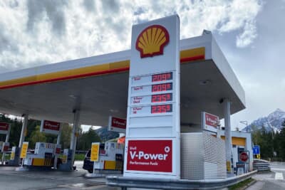 オーストリアとイタリアの国境のブレンナー峠手前のアウトバーンのガソリンスタンドはやはり少し割高ですね。オーストリア・インスブルックでは1Lあたり1.50ユーロ