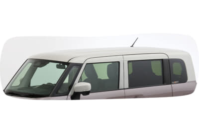 スズキ ワゴンR スマイル クリームコーデ：ソフトベージュのカラーはルーフのほか、フロントピラー（フロントドア側）とセンターピラーにも採用