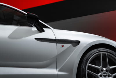 アストンマーティン DBX S：フロントフェンダーには「S」バッジが誇らしげにあしらわれる