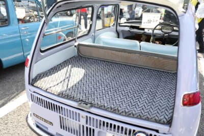 スバル 360カスタム：テールゲートは上ヒンジ式。ラゲッジ下にはリアエンジンがあるだけに、やはり積載容量はご愛敬 