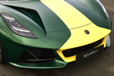 ロータス エミーラ クラーク エディション：1965年のインディ500で優勝を果たしたロータス タイプ38に着想を得たイエローストライプが配されている