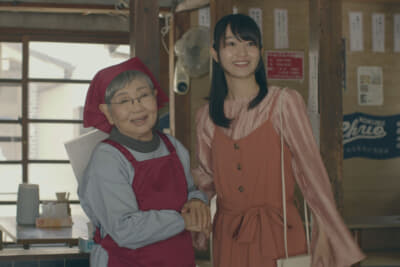 千鶴絵を演じる泉ピン子と山下鈴を演じる暁月ななみ