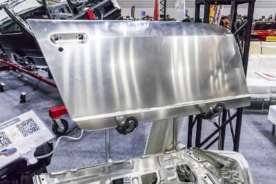 日産 S30型 フェアレディZ：パネルにマグネシウムを添加した強度の高い5000番台のアルミ合金を使用している