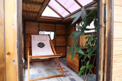 マツダ ニューポーターキャブ：内部はこじんまりとした個室で、天井、横と窓を設置している。室内は意外と明るい