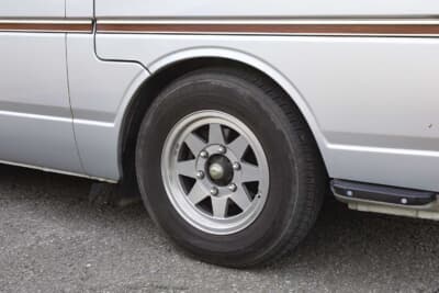 日産 ホーミー コーチ SGL：ホイールはこだわりの14インチ