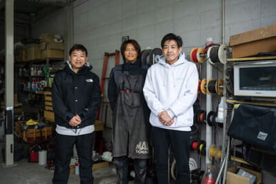 スタッフには経験豊富な各分野のプロフェッショナルが揃う。写真左から足まわり担当の田村さん、オーディオを担当する田中さん、そして松下代表