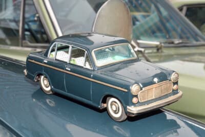 日産 初代 310型 ダットサン ブルーバード:同じモデルのティントーイ(ブリキ製ミニカー)