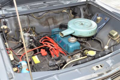 日産 初代 B10型 ダットサン サニー：OHVのA型エンジンは988ccから56psを発生する