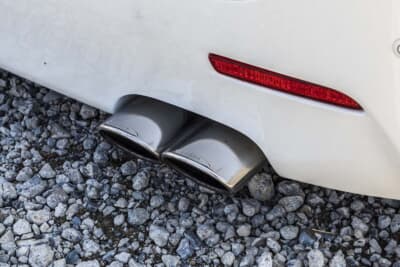 トヨタ アルファード：マフラーエンドは純正のバンパー下では車高を下げた際に干渉してしまうため、リアバンパーを加工してブラックパールのテールエンドを流用し、4本出しとしている