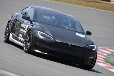 地頭所選手が乗るのは、2024年の最終戦で大破したNo.524 WIKISPEED Tesla S。「最高速度が144km/hしか出ない」ということで1分06秒833。トップの車両の110％以内（1分06秒290）に届かず予選落ち。嘆願書で最後尾からの決勝レース出走となった