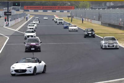 エンジョイクラスは2列に並んだままパレードラン開始。スピードはマックス70～80km/hで走行。それでもロール感は十分味わえる