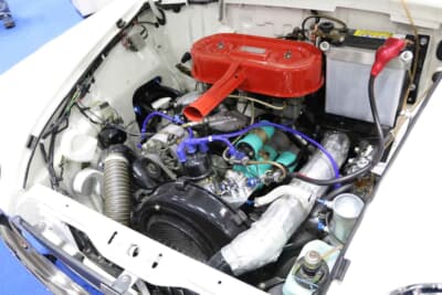 トヨタ パプリカ 800 スーパー：トヨタ スポーツ800と同じ2基のキャブレターを装備している