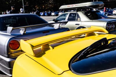 日産スカイライン25GTターボ：セダン用のリアウイングをセットする