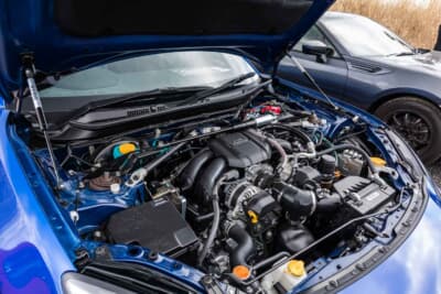 スバル BRZ STIスポーツ：エンジンはSymsのインテーク、HKSのエキマニとマフラーを装着してEcuTecでECUチューニングを施している