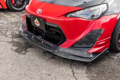 トヨタ 86：フロントバンパーはTRDのエアロにR34型スカイラインGT-R用の社外アンダーパネルをドッキングし、パネル前端をターンバックルで吊っている