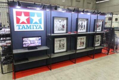 ティレルP34 フォード：今回のブースでは、1976年式ティレルP34 フォードをメインに据えながら、その周囲には各種スケールで各種仕様の、バラエティに富んだティレルP34が、文字どおり“脇を固める”演出が行われた