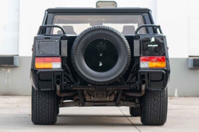 45万500ドル（邦貨換算約6715万円）で落札されたランボルギーニ「LM002」（C）Courtesy of RM Sotheby's