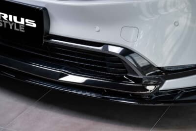 トヨタ プリウス:フロントリップの上側とリアのセンター部分にはブラッククロームのアクセントを投入。トーンを落とすことでピアノブラックによく馴染んでいる