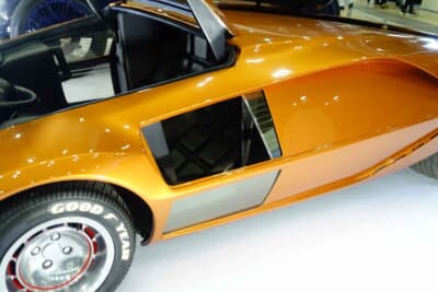 ランチア ストラトス ゼロ:サイドウインドウもスライド式に開く