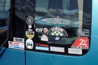 ルノー カングー：リアウインドウにはカングーで参加したイベントや、趣味のヒストリックカーレースやイベントなどのステッカーが貼られている