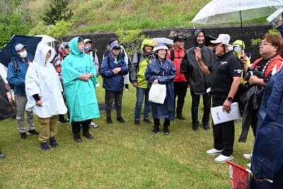 勝田範彦選手の父で、貴元選手の祖父である勝田照夫MASC代表も合流してサービスパーク見学の引率を担当