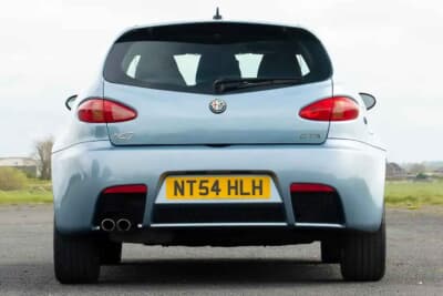 7000ポンド~1万ポンド(邦貨換算約135万円〜193万円)で現在も販売中のアルファ ロメオ「147GTA」(C)Bonhams