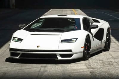 190万ドル～240万ドル（邦貨換算約2億7180万円～3億4335万円）で現在も販売中のランボルギーニ「カウンタックLPI800-4」（C）Bonhams