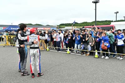 井口選手は2位表彰台、篠原選手は7位ポイント獲得、奥本選手は予選で最後尾になったが、ファステストラップ賞のポイントを獲得。全員ポイントを獲得する快挙を果たしたこともあり、応援に駆けつけたファンに向かって3人で挨拶した