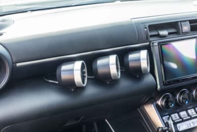 トヨタ GR86：追加メーターは助手席に配置し、ドライバー側に角度をつけて設置