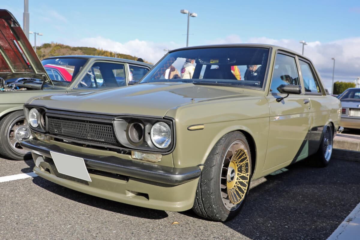 日産 3代目 510型 ブルーバード：バンパーは前後ともカーボン製に交換している。特殊なボディカラーはマツダのジルコンサンドメタリック。CXシリーズに使われている