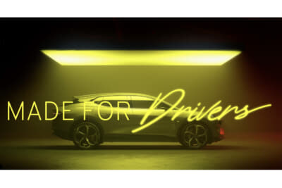 「Are You a Driver or What？」は、ロータスがBEVのラグジュアリーカーに形を変えようとも一貫したレーシングスピリットが宿ったドライバーズカーであることをアピールしている