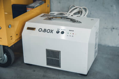 車内クリーニングメニューも用意。汚れは専用の洗剤で落とすほか、臭いに対してはオゾン脱臭機を使用し臭いの元から分解するという