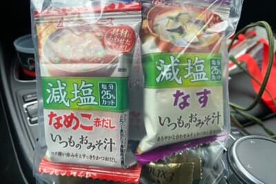 色んな種類のお味噌汁をクルマに積んでいます