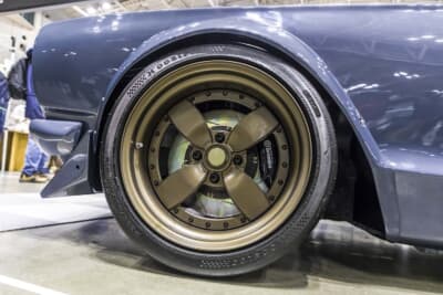 日産 3代目 スカイライン：ホイールは17インチのバラマンディデザインデイのサンダーを装着