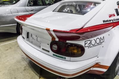 マツダ 初代NA6C型 ロードスター：巨大なリアウイングを装着している