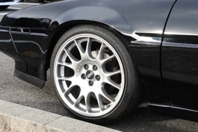 スバル アルシオーネ:ホイールはBBS製を装着。スペーサーでツライチになっている