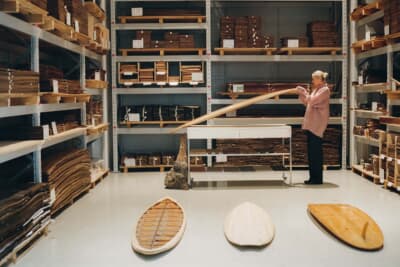 サーフボードは、ベントレーのインテリア製作に用いられるクルーのウッドショップで調達されたコア材を用い、手作業で製作された