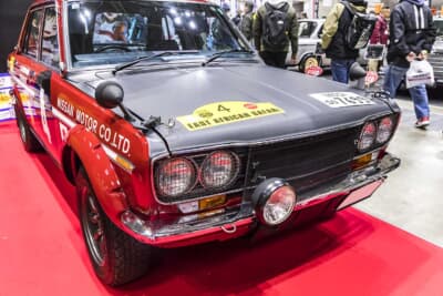 日産 3代目 510型ブルーバード：赤いボディに白い帯とマットブラックのボンネットが特徴