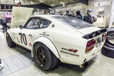 日産 S31型 フェアレディZ：JCCAのFクラスのレギュレーションに準拠し、オーバーフェンダーの拡幅は左右合計で10cm以内となっている