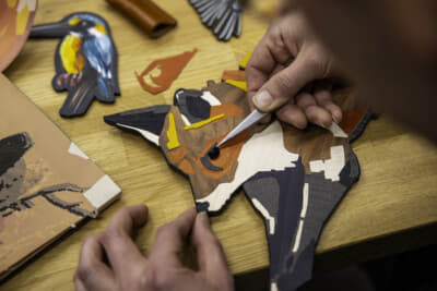 キツネが静かに森へ足を踏み入れる様子が、精緻な寄木細工で表現されている