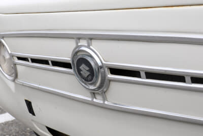 スズキ 2代目 フロンテ360：燦然と輝くスズキのロゴ。軽自動車に強いスズキというイメージは、フロンテ360が築いた