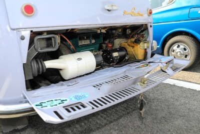 スバル 360カスタム：リアエンジン、リア駆動。この当時の軽自動車の多くがRRだったた