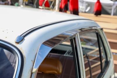 ホンダ 初代 ライフ：ドアバイザーは綺麗に磨き上げられている